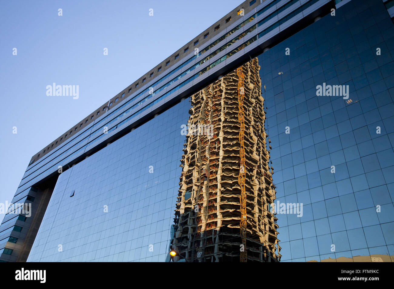 Reflet de la construction de la Torre Gran Costanera Sur la façade du World Trade Center Santiago Banque D'Images