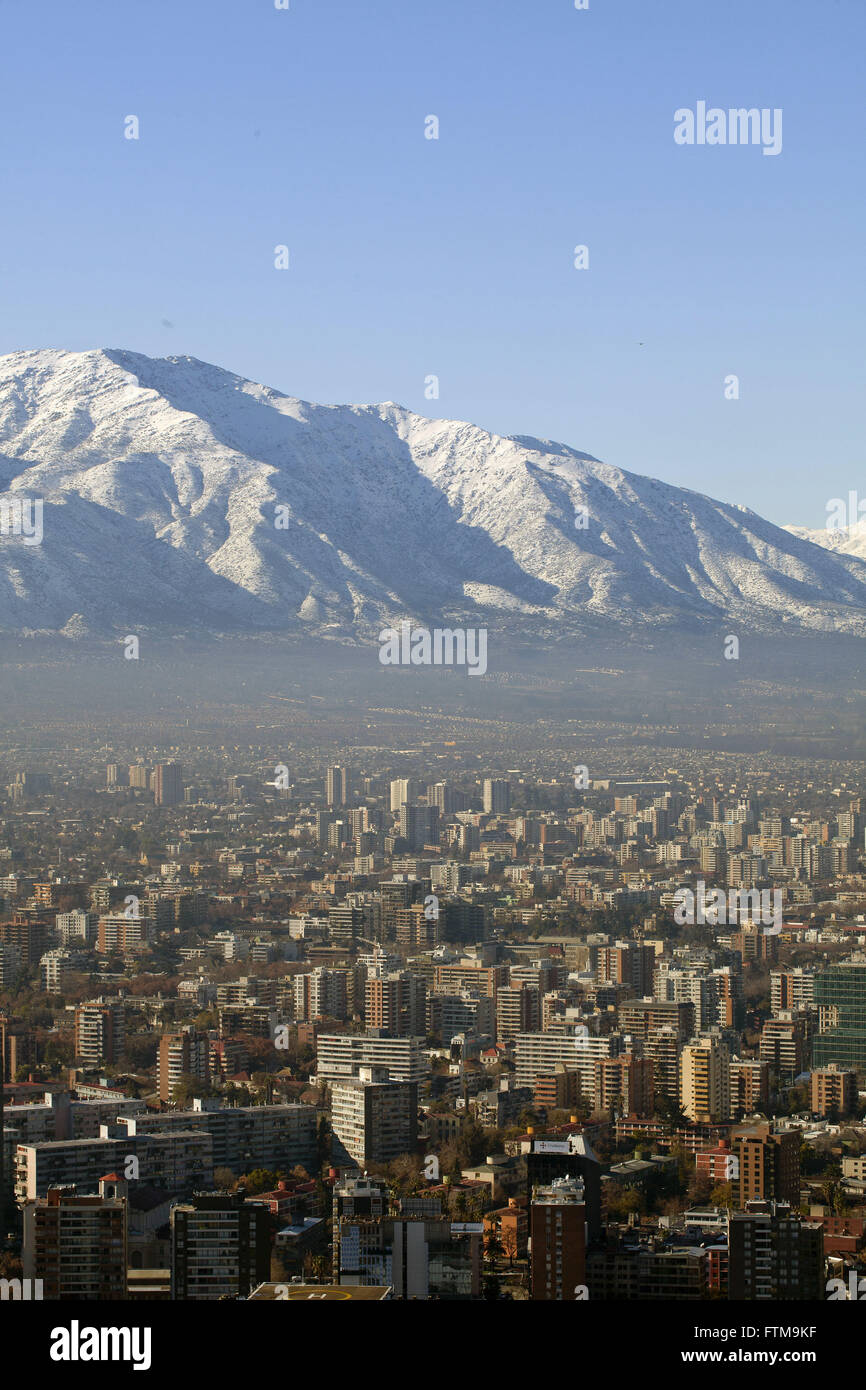 Vue de la ville de Santiago avec les Andes en arrière-plan - Chili Banque D'Images