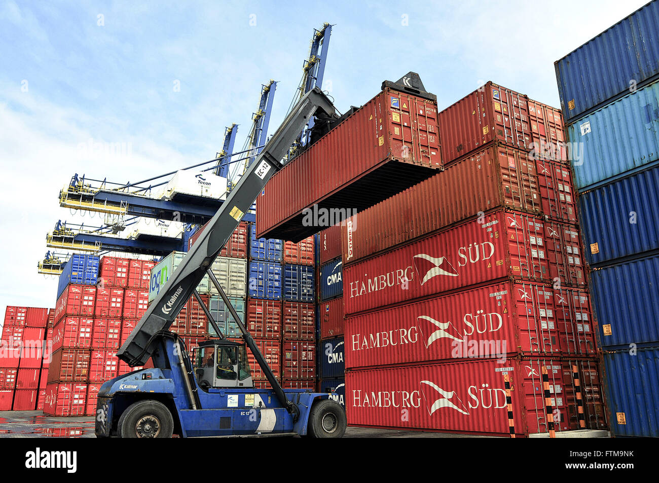 La manutention des conteneurs au terminal portuaire de la ville situé sur la route LE MERCOSUR Banque D'Images