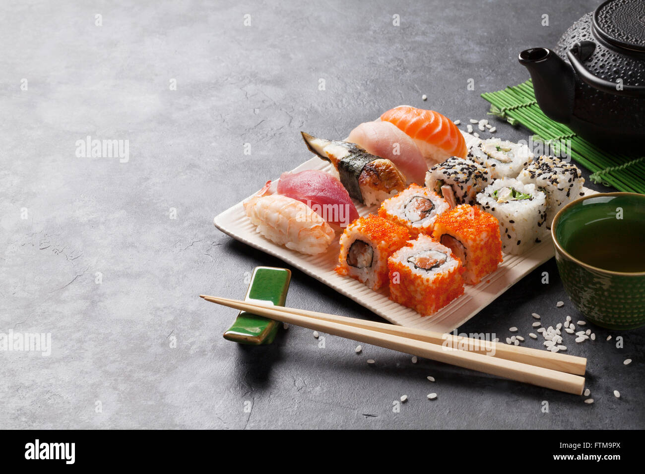 Ensemble de sushi, maki et thé vert sur table en pierre. Voir with copy space Banque D'Images