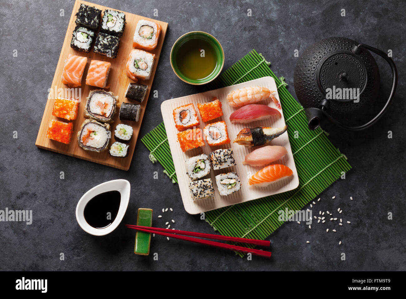 Ensemble de sushi, maki et thé vert sur table en pierre. Vue d'en haut Banque D'Images