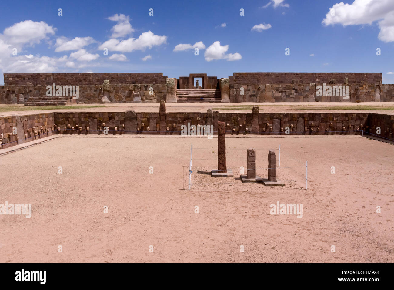 Têtes de pierre et Stella, mur composé de Kalasaya.(Espagnol: Tiahuanaco ou Tiahuanacu) est un site archéologique pré-colombien dans l'ouest de la Bolivie. Banque D'Images