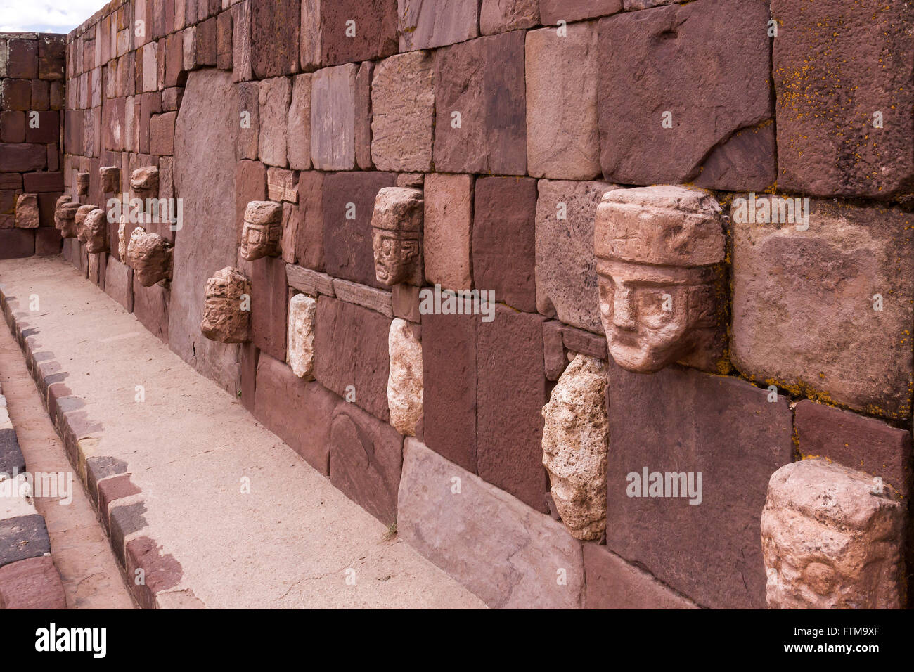 Têtes de pierre, mur composé de Kalasaya.(Espagnol: Tiahuanaco ou Tiahuanacu) est un site archéologique pré-colombien dans l'ouest de la Bolivie. Banque D'Images