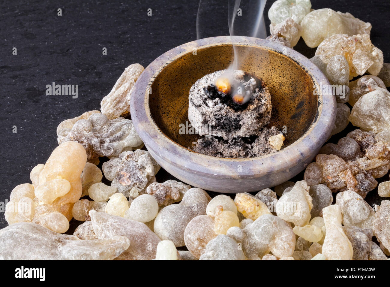 Rankincense brûler sur un charbon chaud. L'encens est une résine aromatique, utilisée pour les rites religieux, l'encens et des parfums. Banque D'Images
