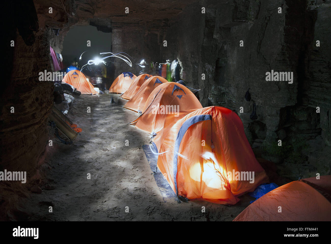 Les touristes campés dans la grotte Coati - Parc National du Mont Roraima Banque D'Images