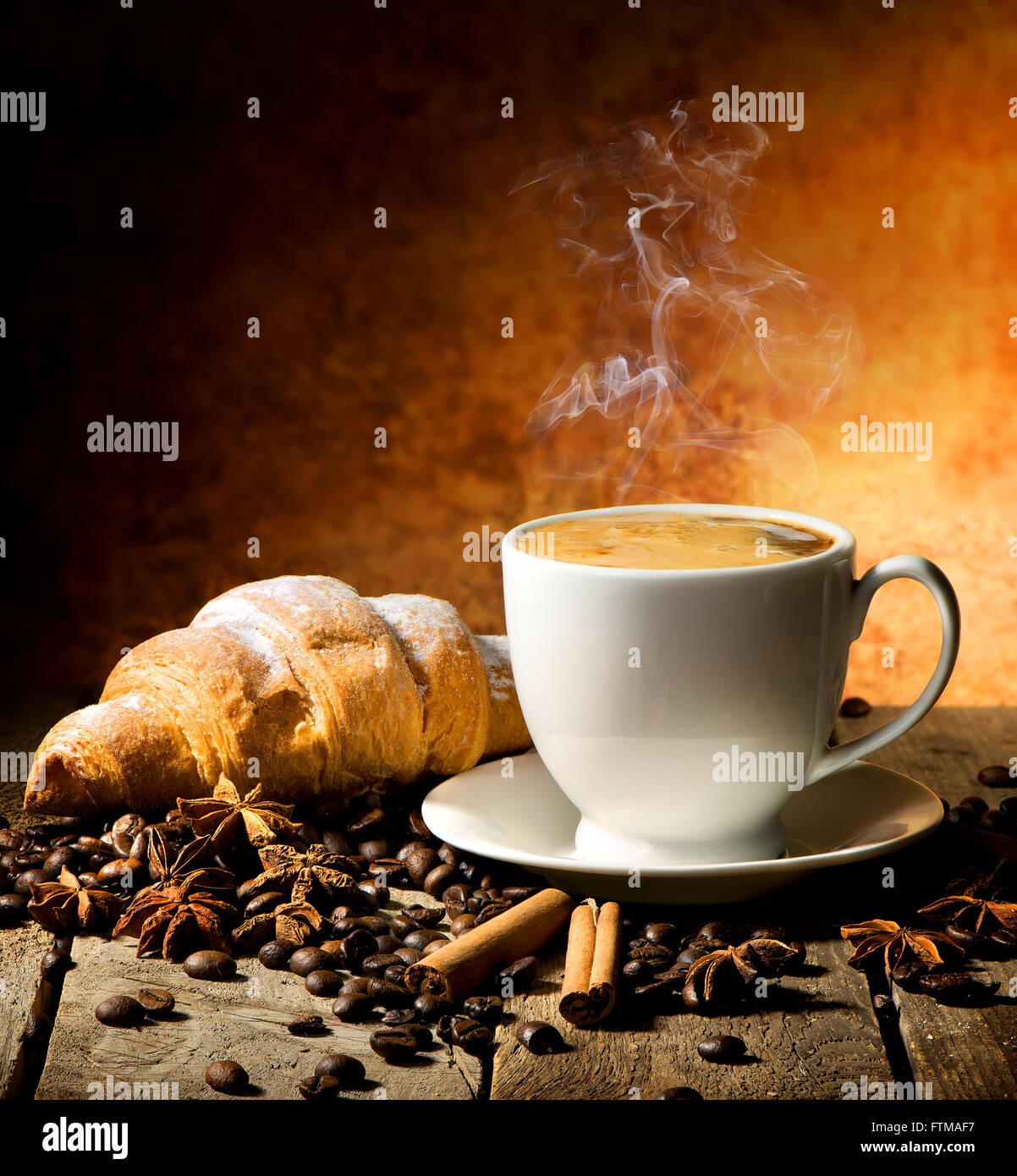 Des croissants frais et du café avec des épices sur la table Banque D'Images