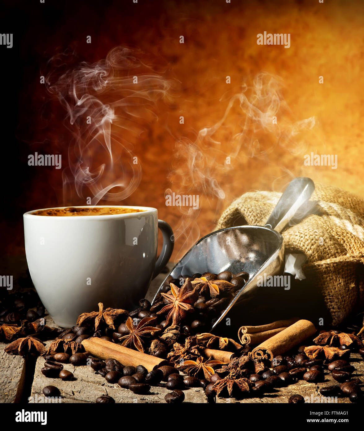 Épices avec tasse de café sur une table en bois Banque D'Images