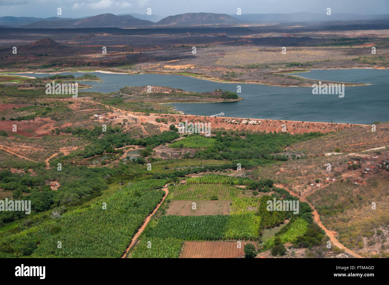 Plantation de bananes, irriguées et le barrage qui fournit de nouvelles pailles Cocorobo Banque D'Images