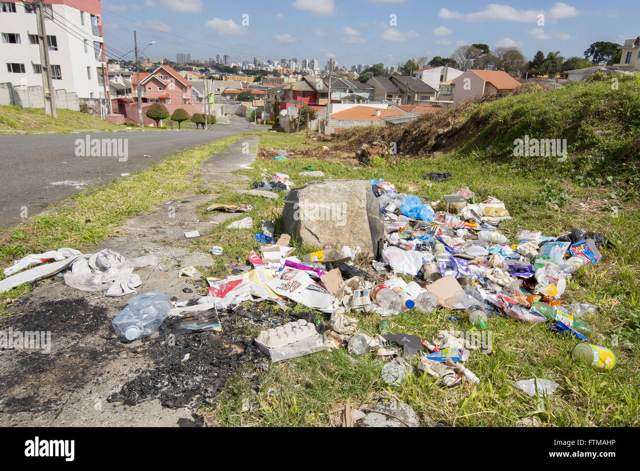 Les déchets abandonnés dans un terrain vague à Rua Padre Isaias de Andrade près de l'habitation - voisinage Parolin Banque D'Images