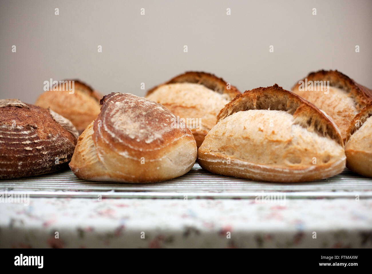 Pain Soda frais hors du four sur une plaque de refroidissement Banque D'Images