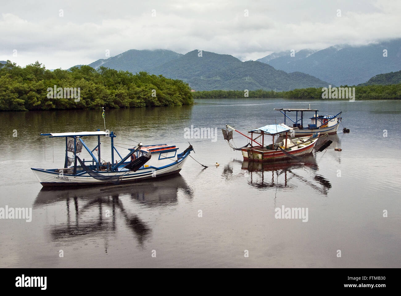 Bateaux de pêche Chalutier en Itapanhau RIo un jour de pluie Banque D'Images