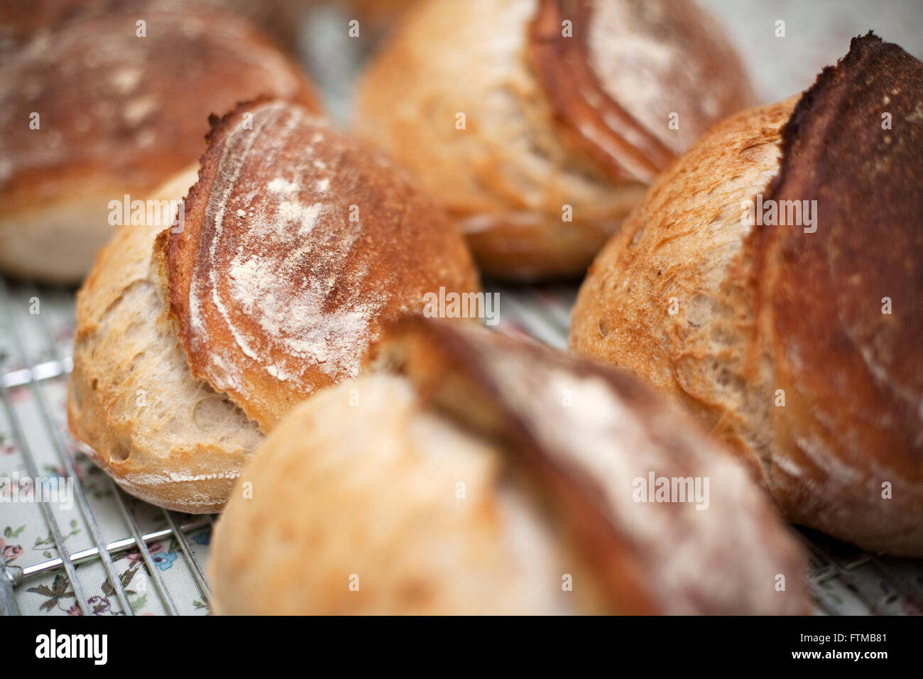 Pain Soda frais hors du four sur une plaque de refroidissement Banque D'Images