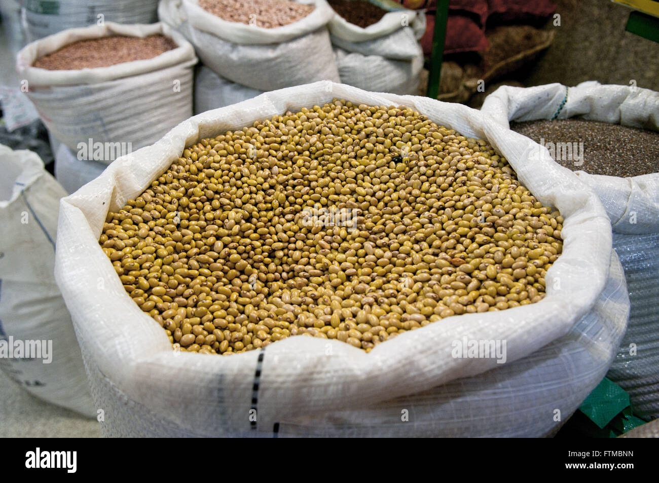 Sacs de grain vendu sur le Marché Municipal de Curitiba Banque D'Images