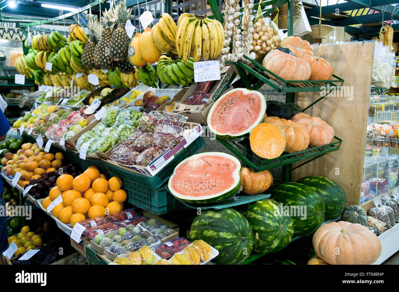 Étal de fruits au marché municipal de Curitiba Banque D'Images