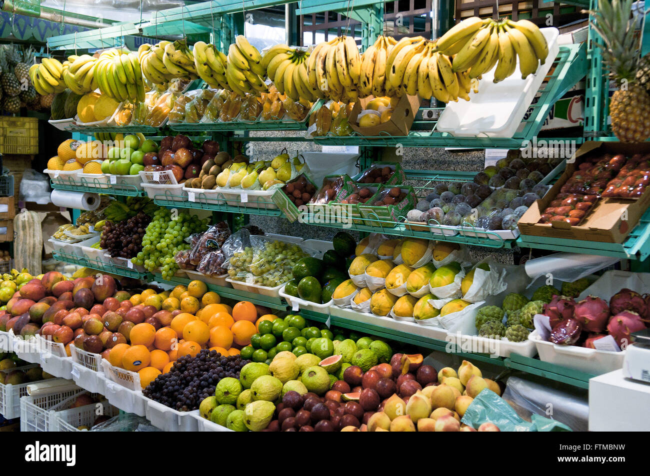 Étal de fruits au marché municipal de Curitiba Banque D'Images