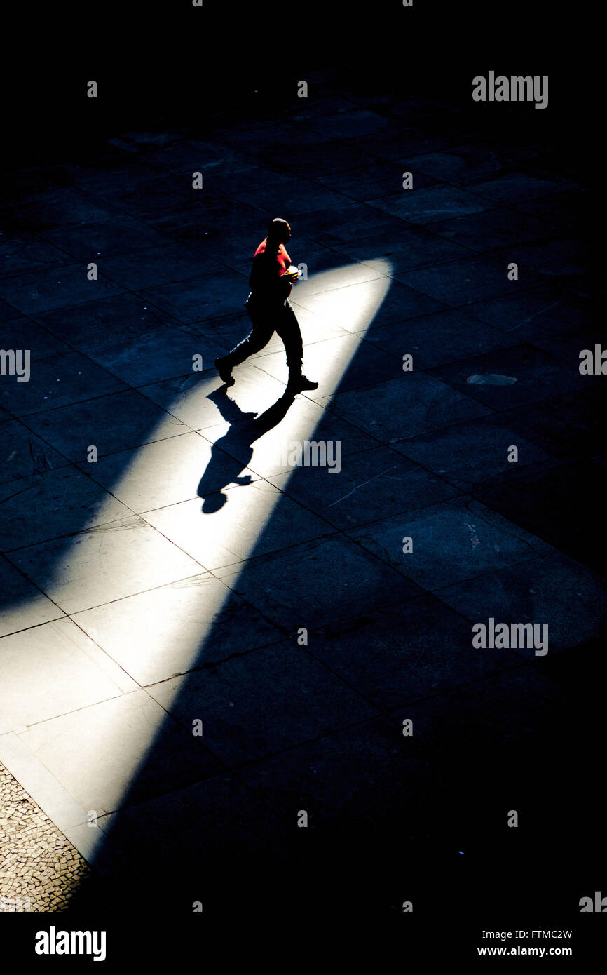 Personne à pas avec ombre portée Banque D'Images
