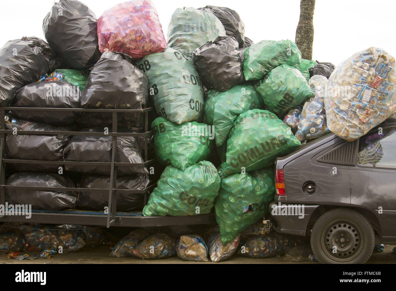 Sacs de boîtes en aluminium pour recyclage recueillies sur le bord de la plage d'Ipanema Banque D'Images