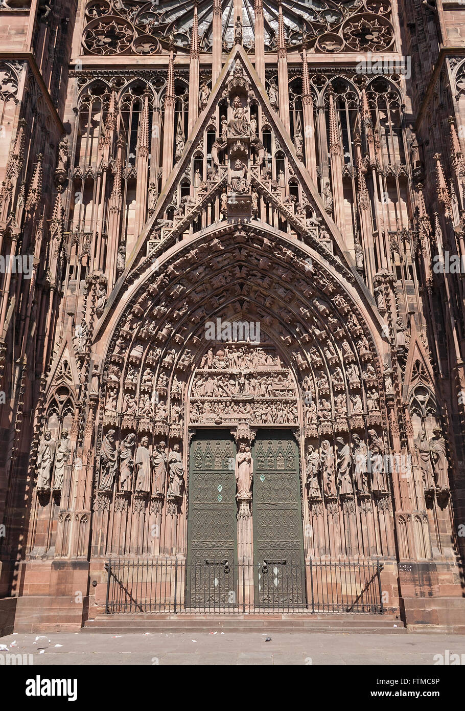 Avant de l'ouest de Strasbourg Cathédrale Notre Dame l'Alsace, France Banque D'Images