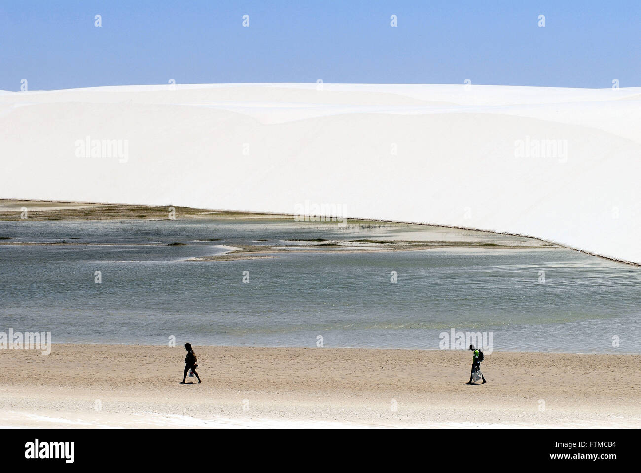 Les touristes dans la Laguna Esmeralda - Parc National de Lencois Maranhao Banque D'Images