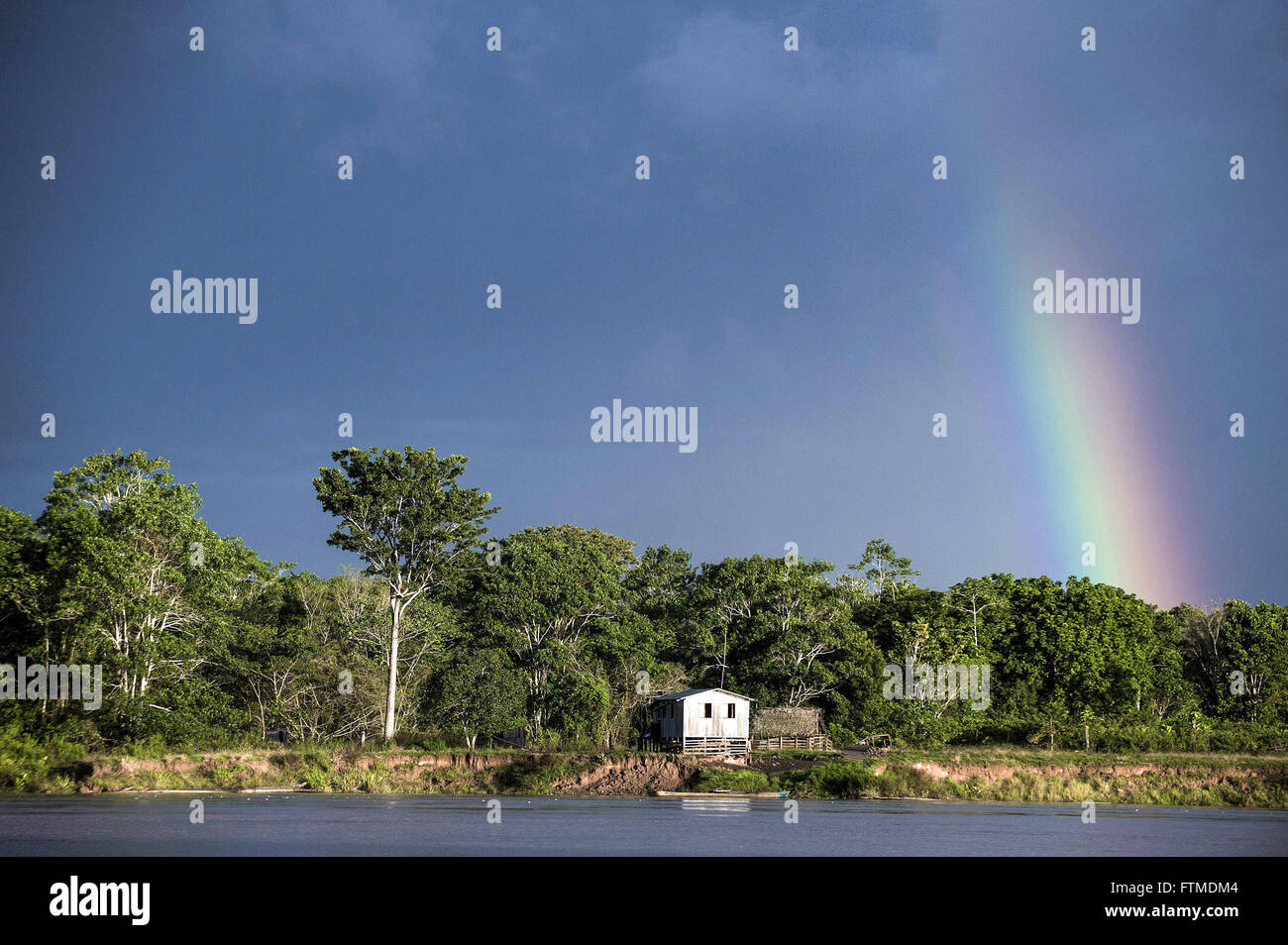 Voir l'accueil sur le Rio Purus avec rainbow en arrière-plan Banque D'Images