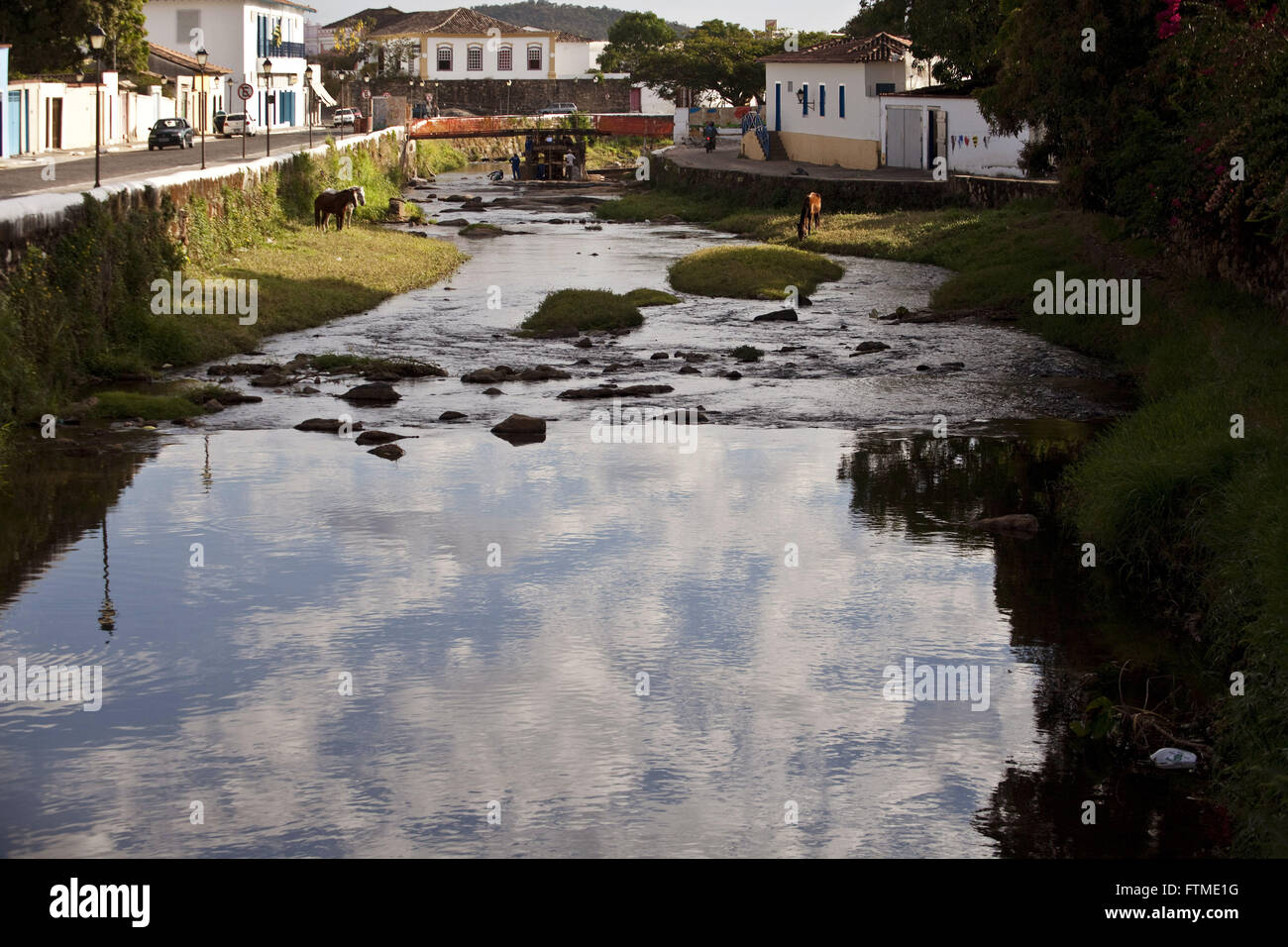 La rivière Rouge dans la ville historique de Goiás avec sky Banque D'Images