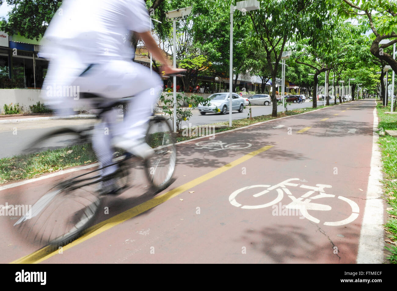 Équitation de vélo Bike Lane à la médiane de l'Avenue du Nord Brésil Banque D'Images