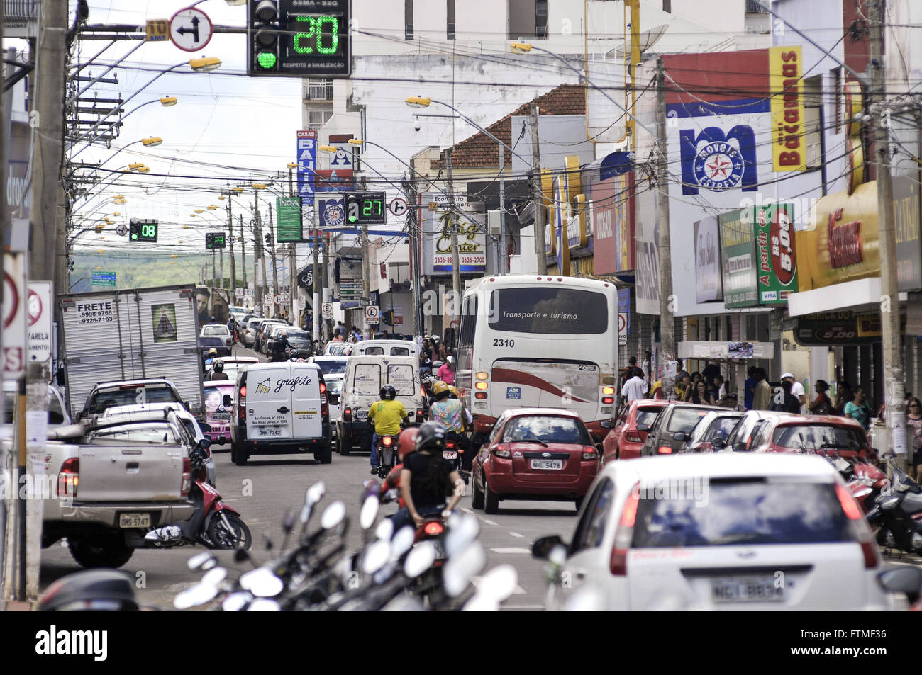 La circulation des véhicules dans l'Avenue Goias - l'avenue principale de la ville de commerce Banque D'Images
