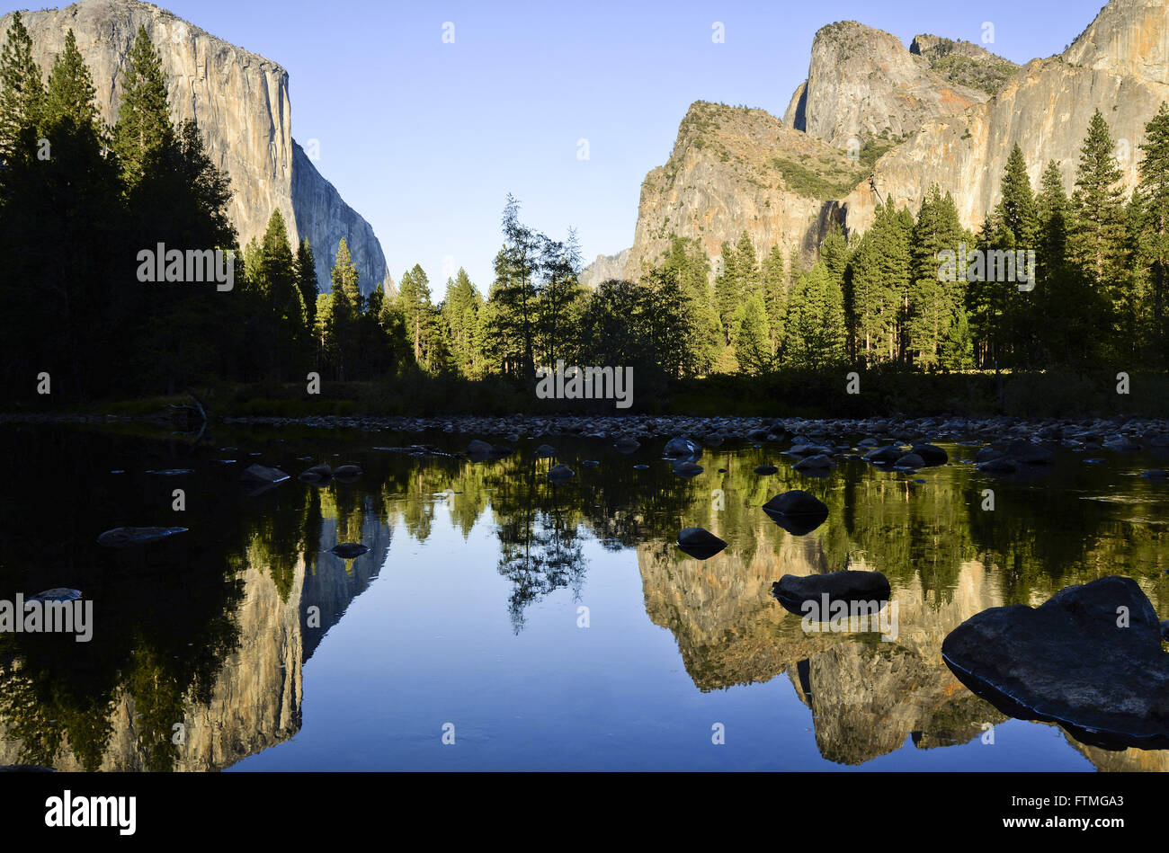 La Vallée Yosemite - El Capitan et Half Dome à gauche à droite Banque D'Images