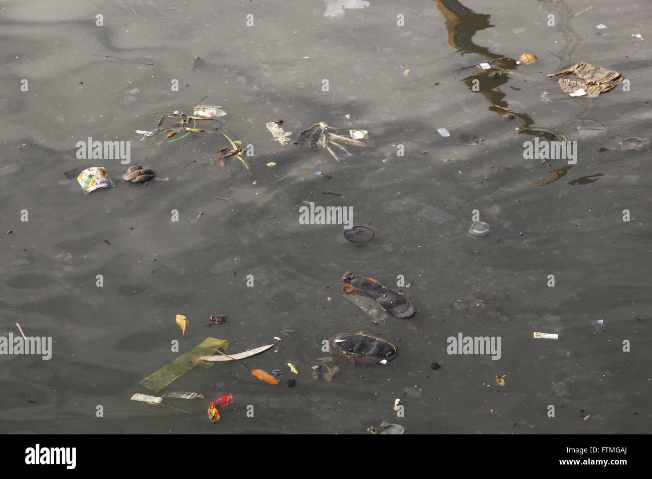 Détail de la saleté et la pollution dans la baie de Guanabara au moment de Caju Banque D'Images