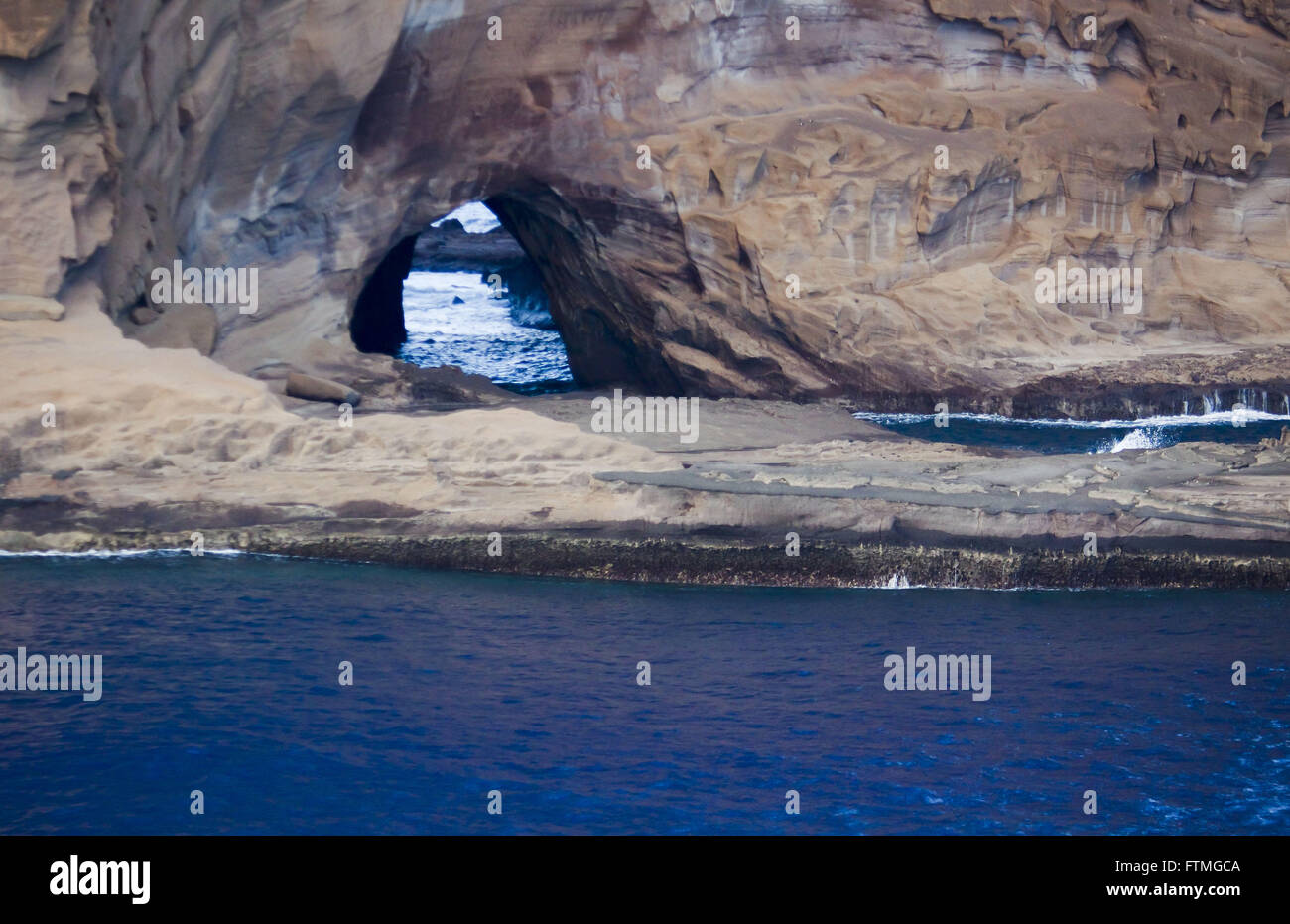 La roche volcanique percé par la force de l'eau sur l'île de Trinité dans l'Océan Atlantique Banque D'Images