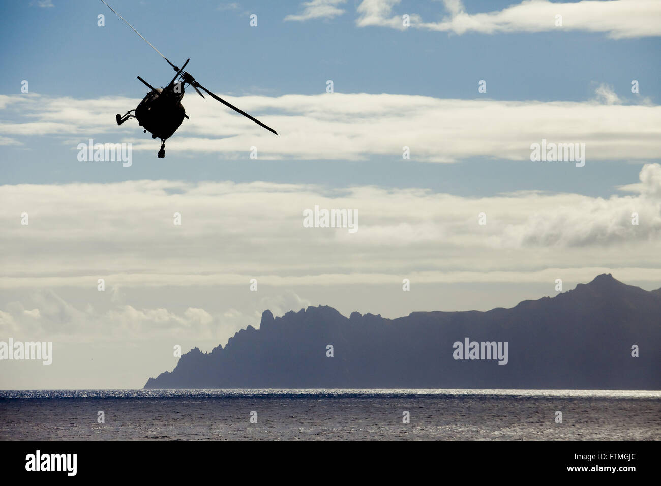 Hélicoptère de la marine brésilienne polatouche Océan Atlantique fin de l'île de Trindade en arrière-plan Banque D'Images