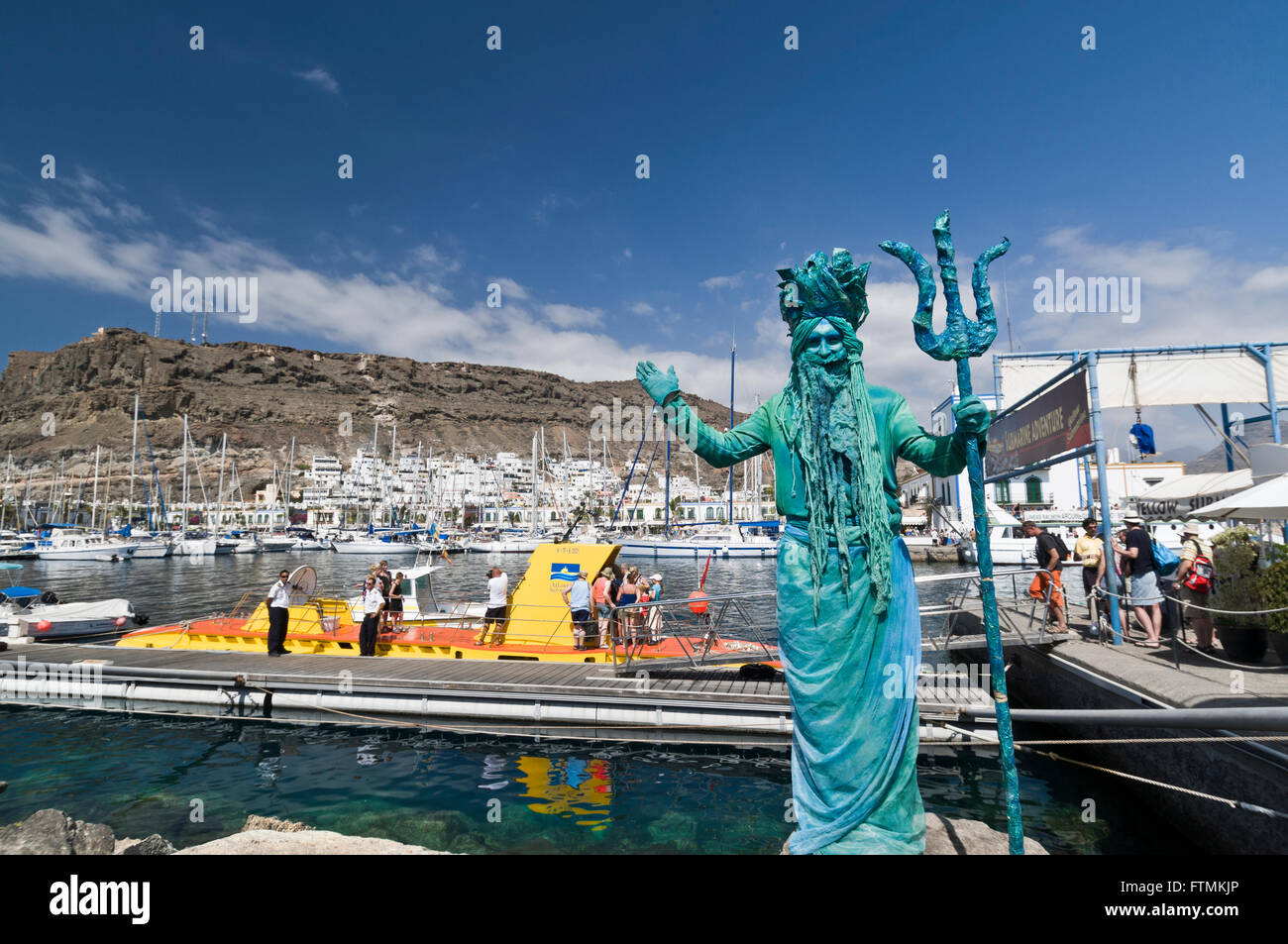 NEPTUNE MOGAN PORT artiste de rue habillé comme Neptune attirant les touristes à l'excursion en bateau sur le sous-marin jaune à Puerto de Mogan Gran Canaria Espagne Banque D'Images