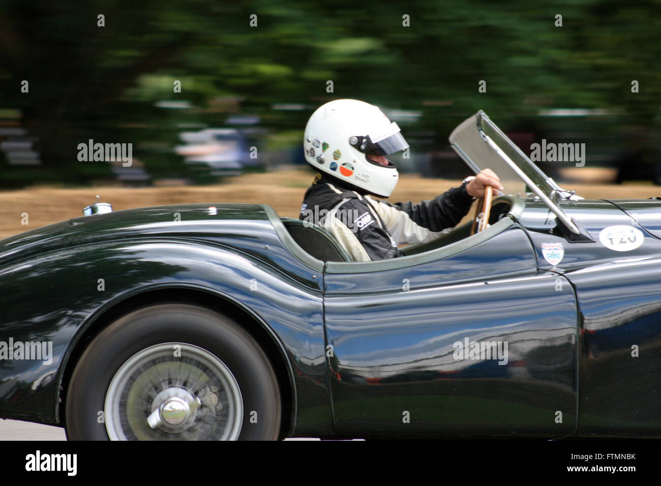 Rugissant de Jaguar au large de la ligne de départ au début de la course de côte de Goodwood Banque D'Images