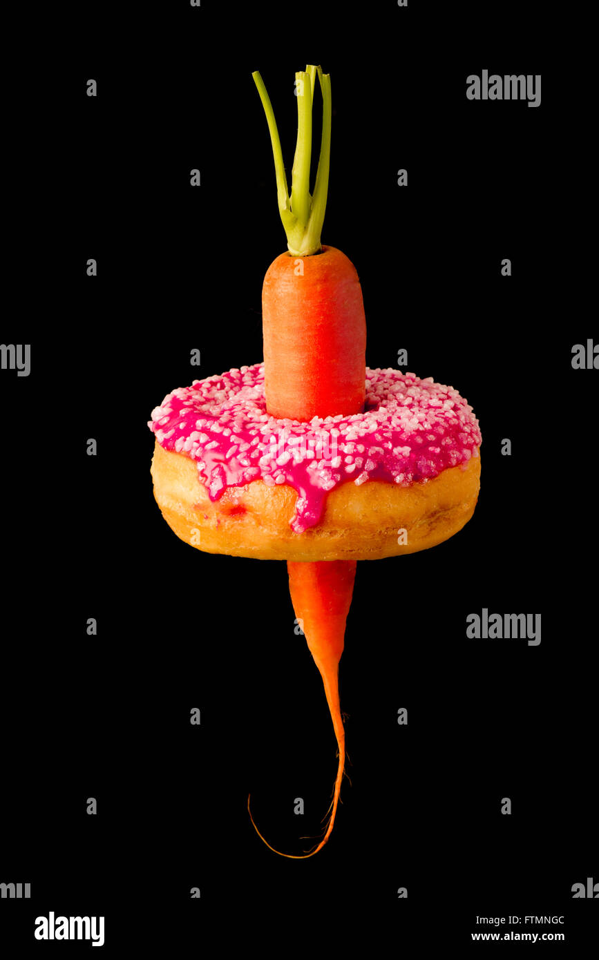 Par Donut carotte sain par rapport à la démonstration des aliments mauvais pour la santé et l'expansion de taille / l'obésité. Banque D'Images