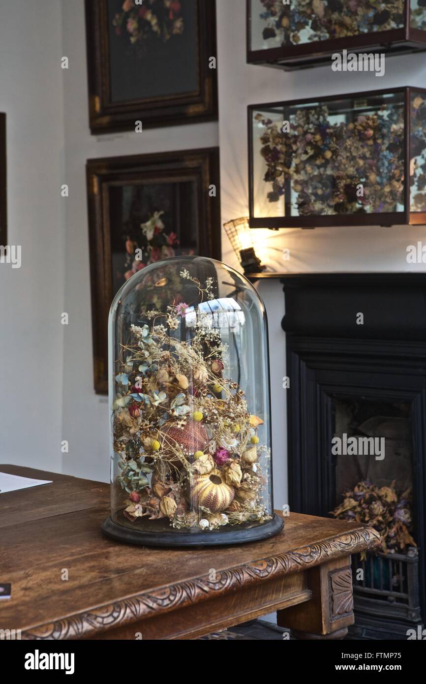 Bell victorien verre jar : fleurs, coquillages, fil de cuivre, sculpture, dans une vitrine, par Rebecca Louise droit. Banque D'Images