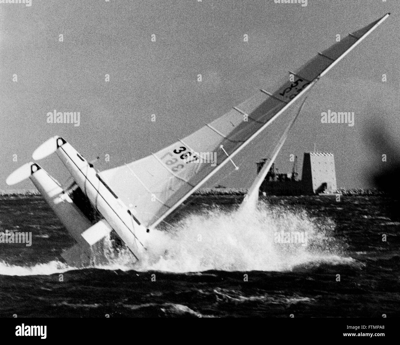 Nouvelles photos d'AJAX. 1975. Le port de Portland, en Angleterre. - Semaine de VITESSE DE WEYMOUTH - CATAMARAN NACRA DANS PITCHPOLES ITALIEN MÉTÉO SOUFFLANT TOUT EN FAISANT UNE COURSE DE VITESSE. PHOTO:STR J.HEMMING/AJAX REF:NACRA 75 Banque D'Images