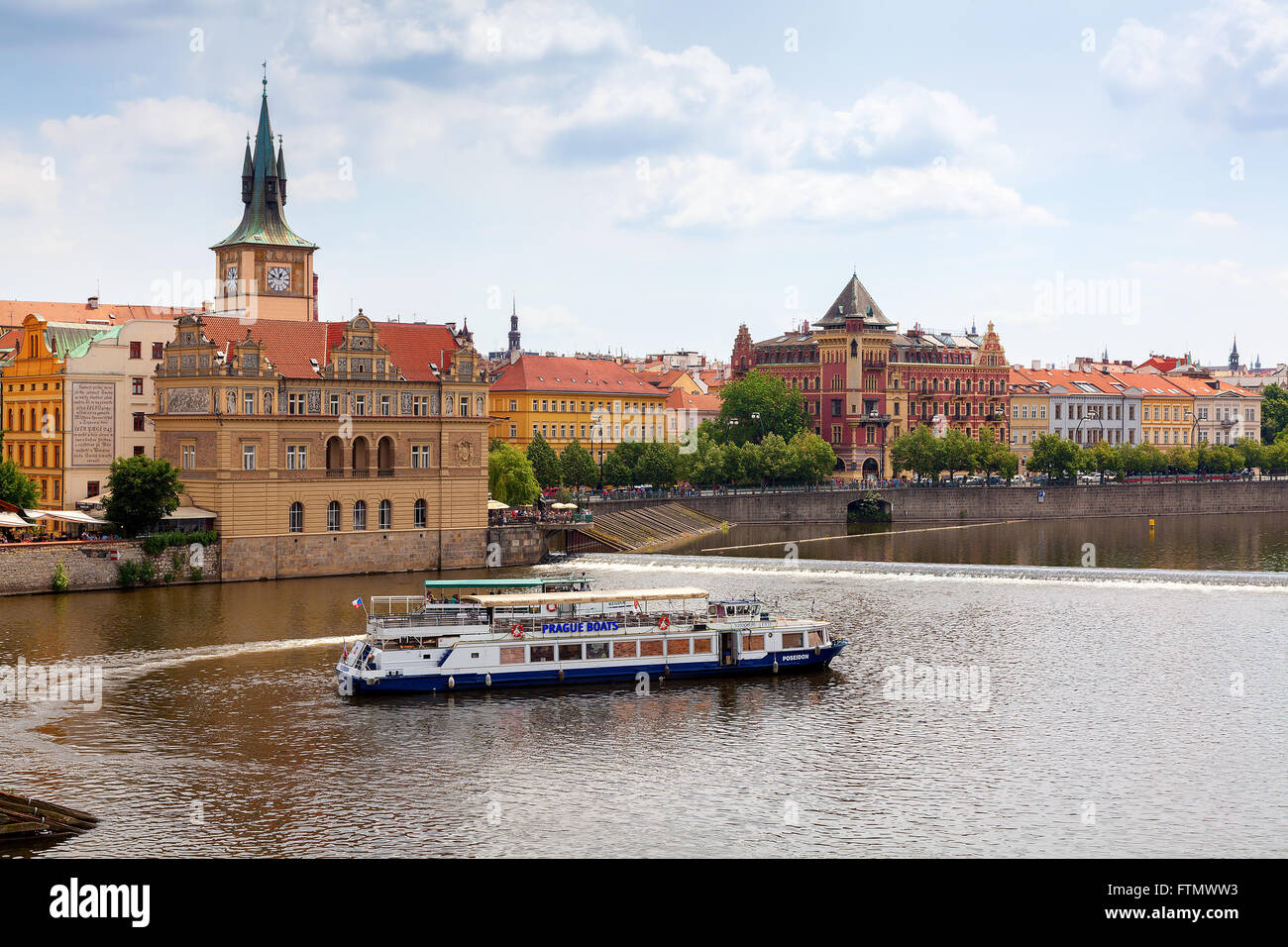 Rivière tourisme cruiser sur la Vltava à Prague, République Tchèque Banque D'Images