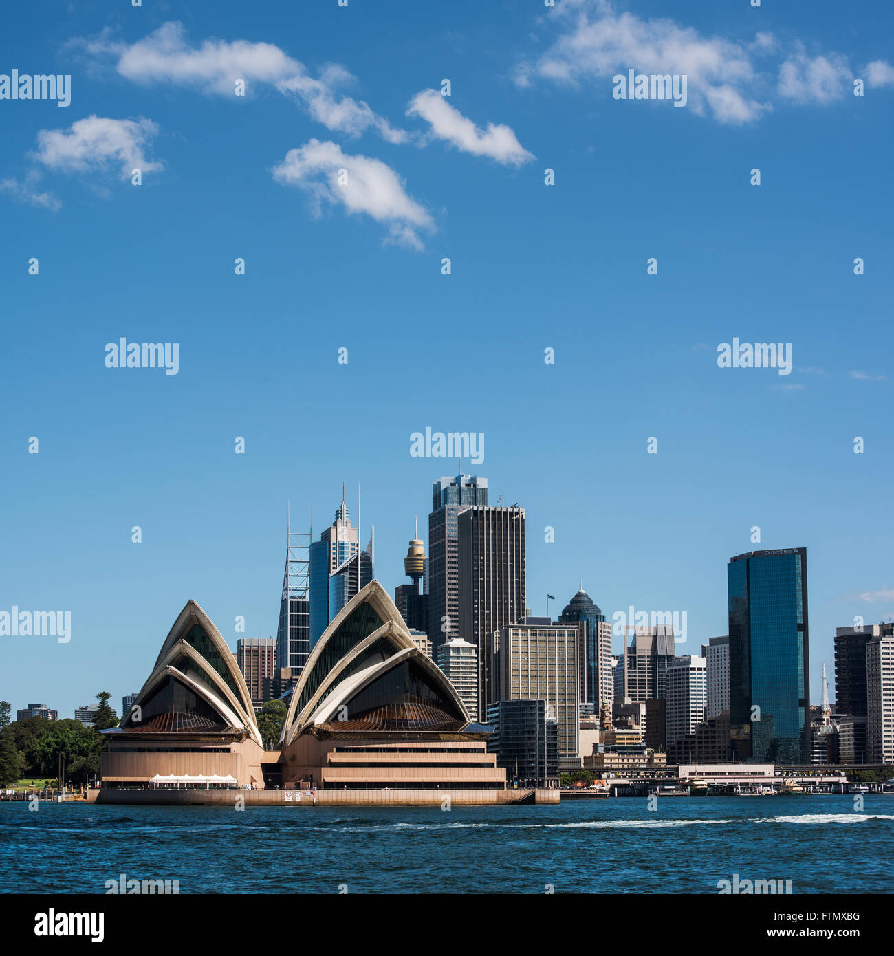 Sydney skyline shot de Kirribilli sur l'eau avec des toits de la ville en arrière-plan Banque D'Images