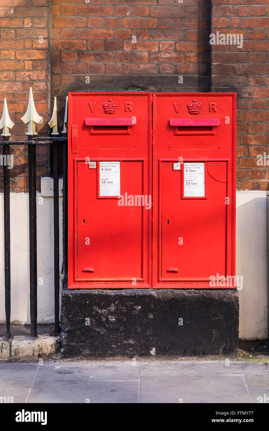 Double victorien post box, ville de Londres, Angleterre, Royaume-Uni Banque D'Images