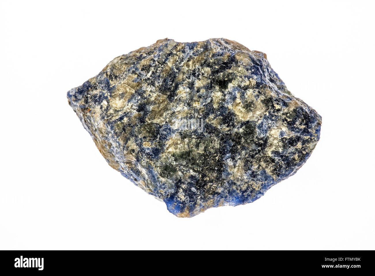 La Sodalite, bleu royal spécimen minéral tectosilicate, sur fond blanc Banque D'Images