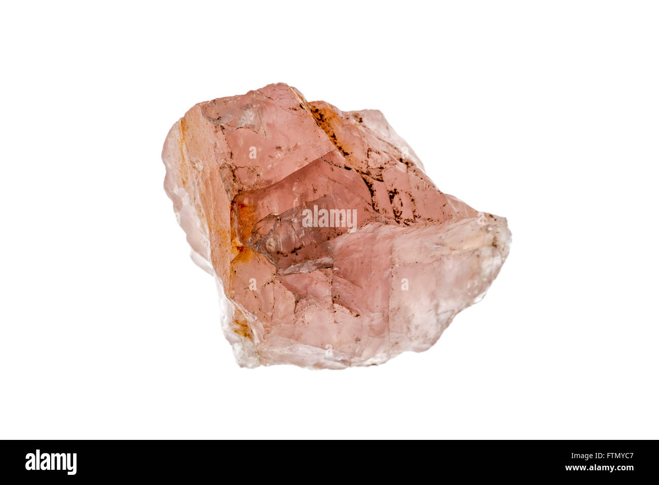 Spécimen de quartz rose sur fond blanc Banque D'Images