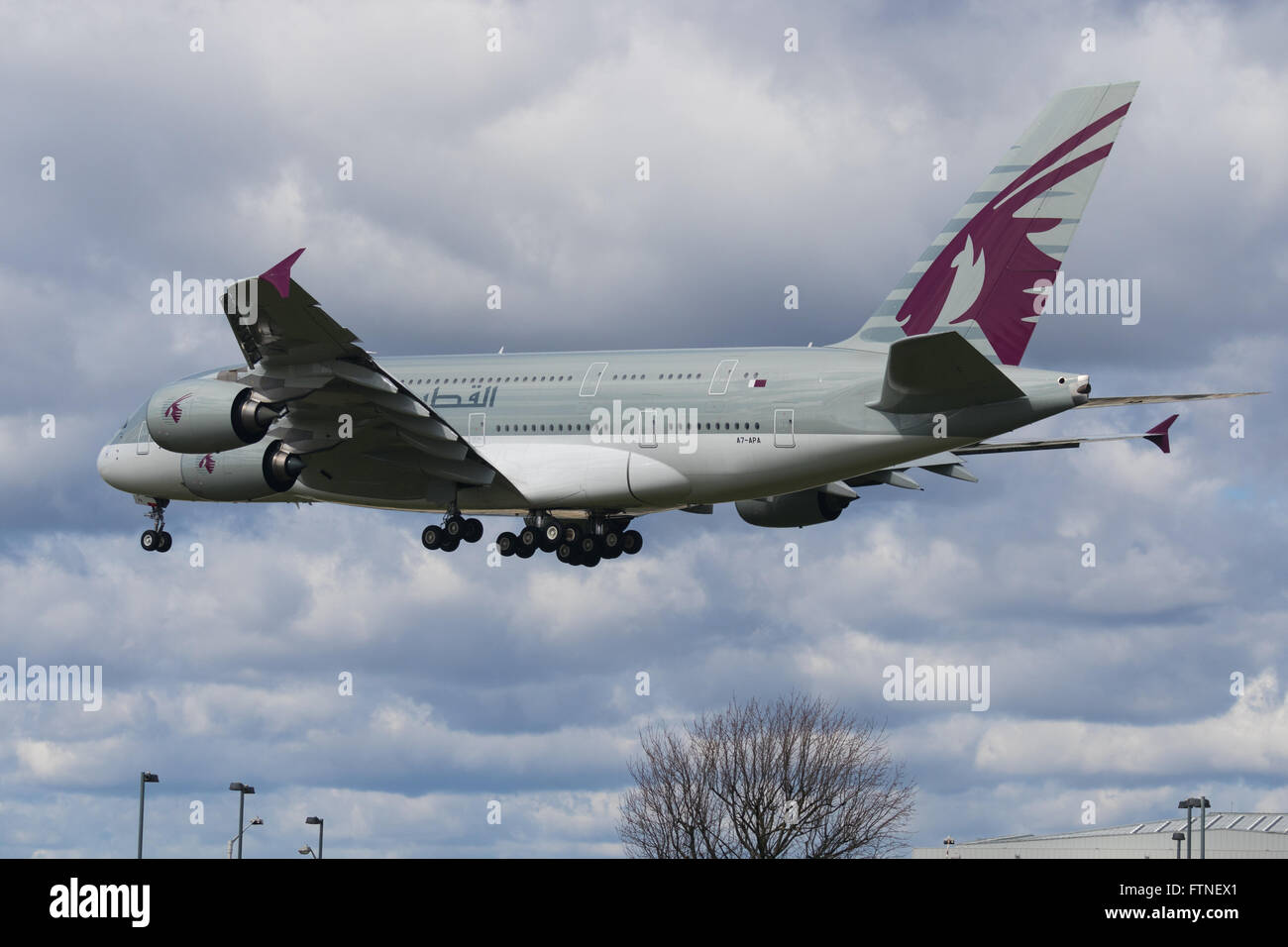 Le Qatar un Airbus A380, l'enregistrement A7-APA, sur le point d'atterrir à l'aéroport de Londres Heathrow. Banque D'Images