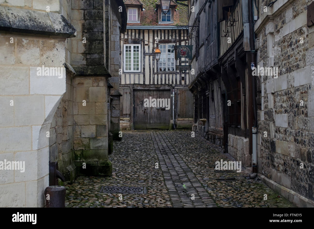 Une impasse déserte à Honfleur, Normandie, France Banque D'Images