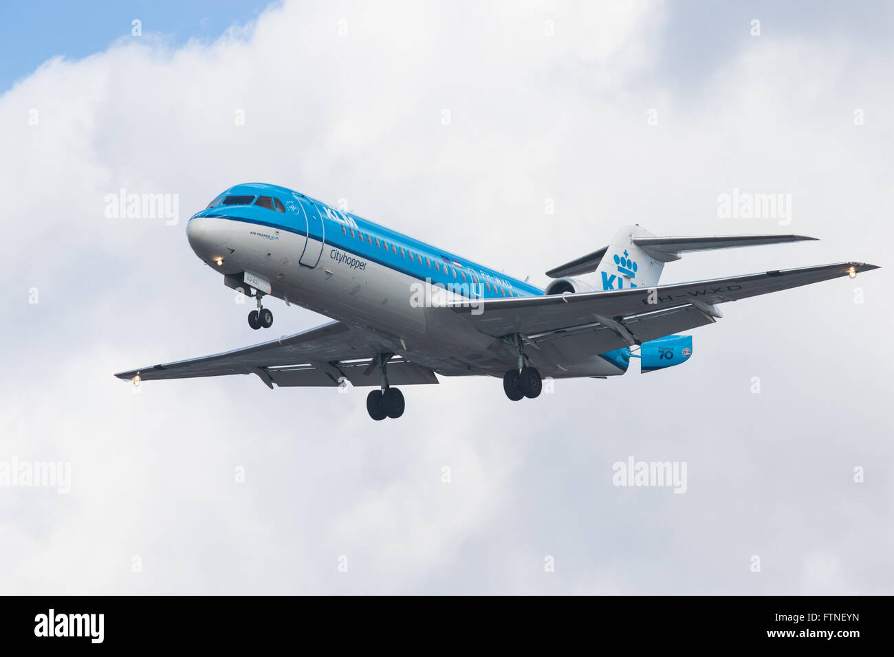 Un KLM Royal Dutch Airlines Fokker 70, PH d'enregistrement-WXD, sur le point d'atterrir à l'aéroport de Londres Heathrow. Banque D'Images