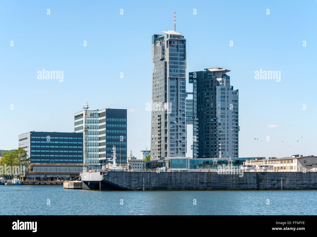 Gdynia, Pologne, paysage urbain avec le quai du port et les bâtiments modernes Banque D'Images
