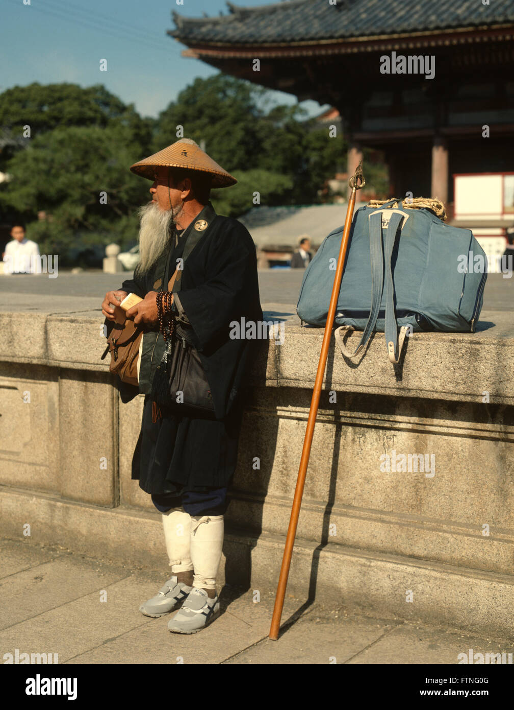 Le Japon, vieil homme à barbe et le personnel, près du temple. Banque D'Images