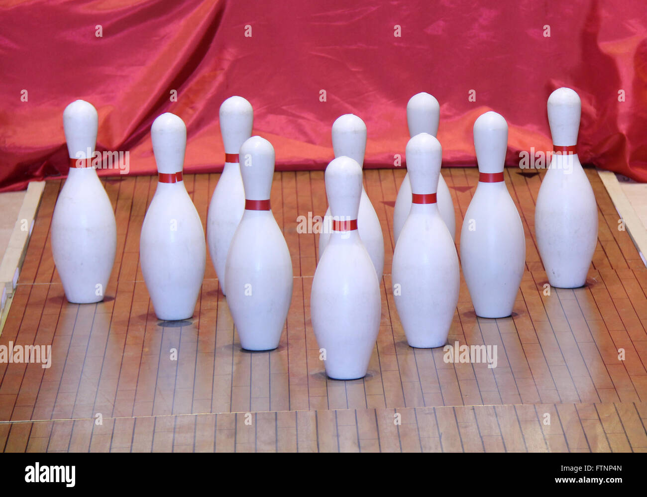 Un ensemble de dizaines de broches sur un sol en bois de Bowling. Banque D'Images
