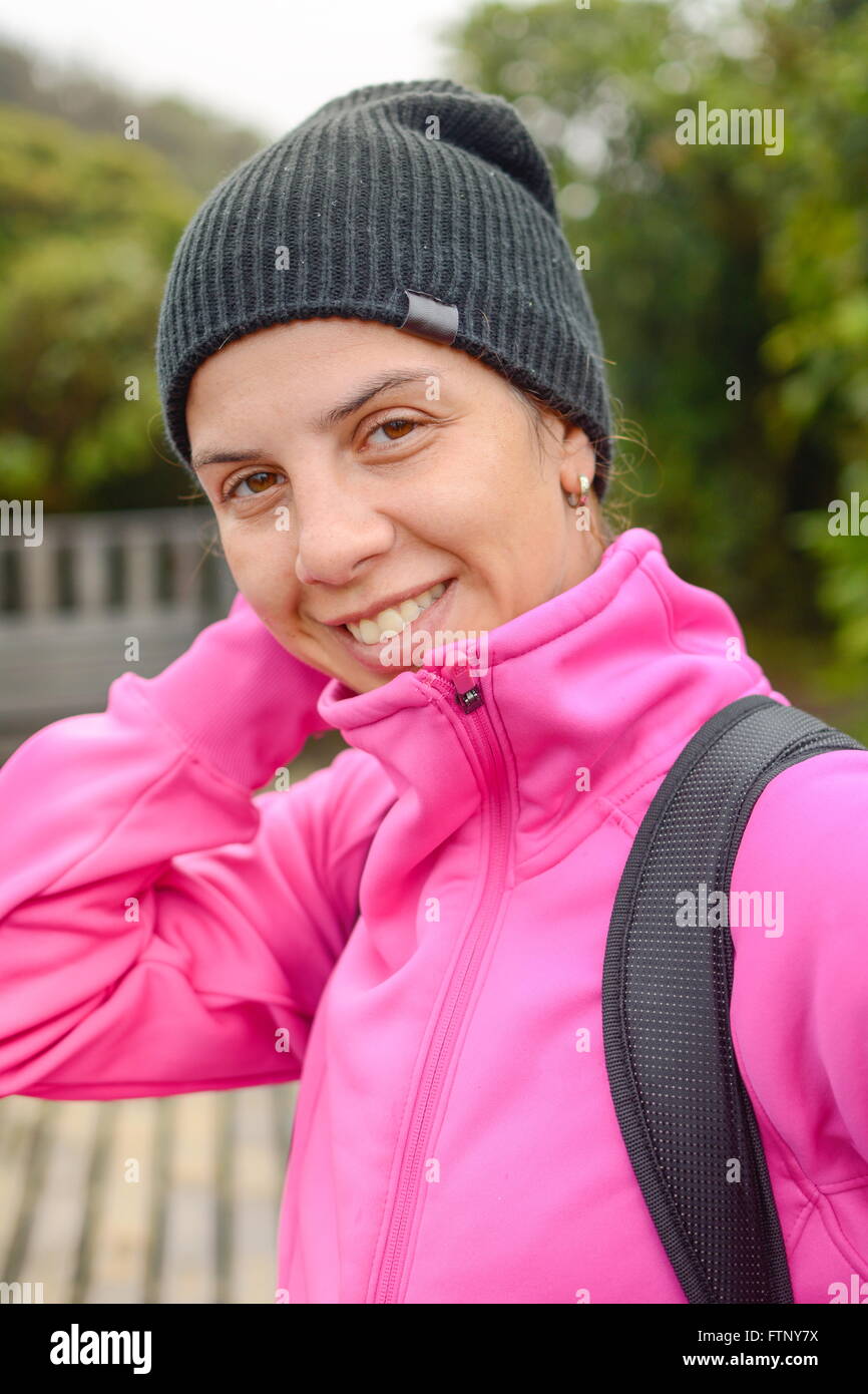 Portrait d'une femme portant l'alpiniste pink Banque D'Images