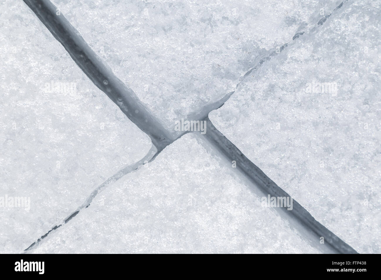 Vue d'au-dessus de glace fissurée texture background. Banque D'Images