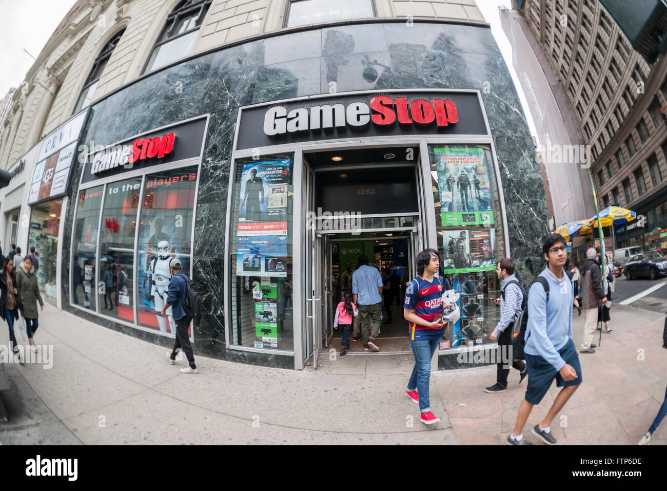 Un magasin de jeux vidéo GameStop à New York, le vendredi 25 mars, 2016. GameStop prévoit un premier trimestre faible citant aucun grand jeu vidéo presse et faiblesse des ventes de matériel. GameStop est le plus grand détaillant de jeux vidéo. GameStop a fermé 125 magasins de jeu vidéo mais a ouvert la marque 553 endroits qui vendent des téléphones portables et autres périphériques, dans la dernière année. (© Richard B. Levine) Banque D'Images